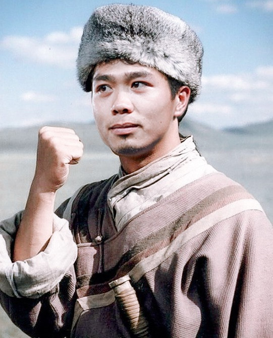 Chàng trai đầu tiên được Văn Giao chế ảnh là Công Phượng, hoá thân thành nhân vật Quách Tĩnh trong bộ phim Thần điêu đại hiệp do Lý Á Bằng thủ vai. Công Phượng trong hình ảnh của Quách Tĩnh được dân mạng nhận xét là có thần thái và khí chất.