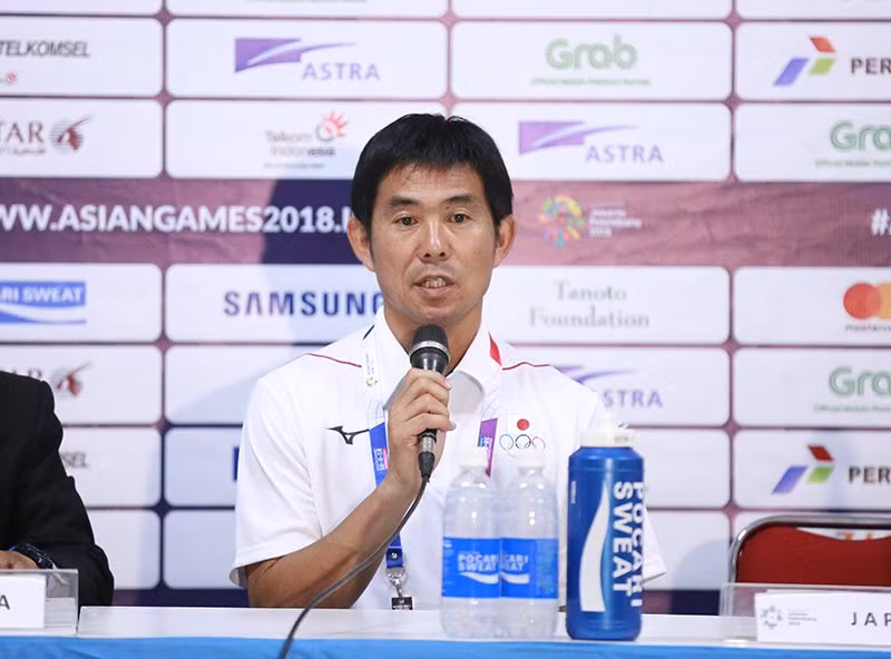 HLV U23 Nhật Bản. Ảnh S.N