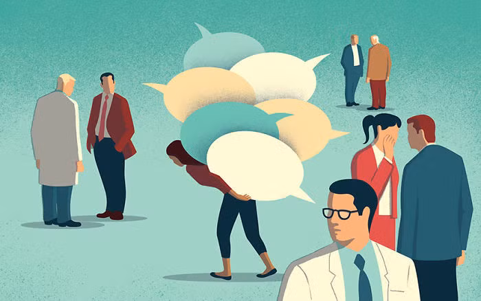 Những lời dị nghị cứ thế đè lên vai phụ nữ, khiến cô ấy khó bước đi.