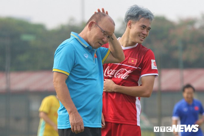 Trò Văn Toàn khoe tóc mới, trong khi thầy chỉ có một kiểu quanh năm suốt tháng.