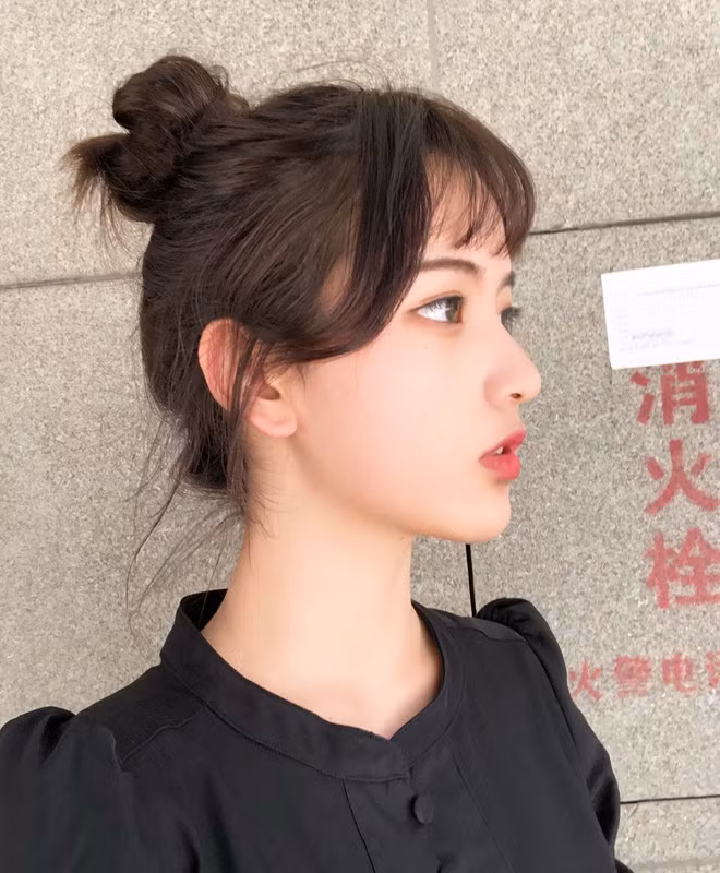 Nhìn từ góc nghiêng, cô nàng cũng xinh đẹp vô cùng. Từ làn da trắng muốt, hàng mi mơ màng, đôi môi gợi cảm chẳng mấy khó hiểu khi cư dân mạng ai nấy đều xuýt xoa cô nàng, "góc nghiêng thần thánh" là đây chứ đâu!