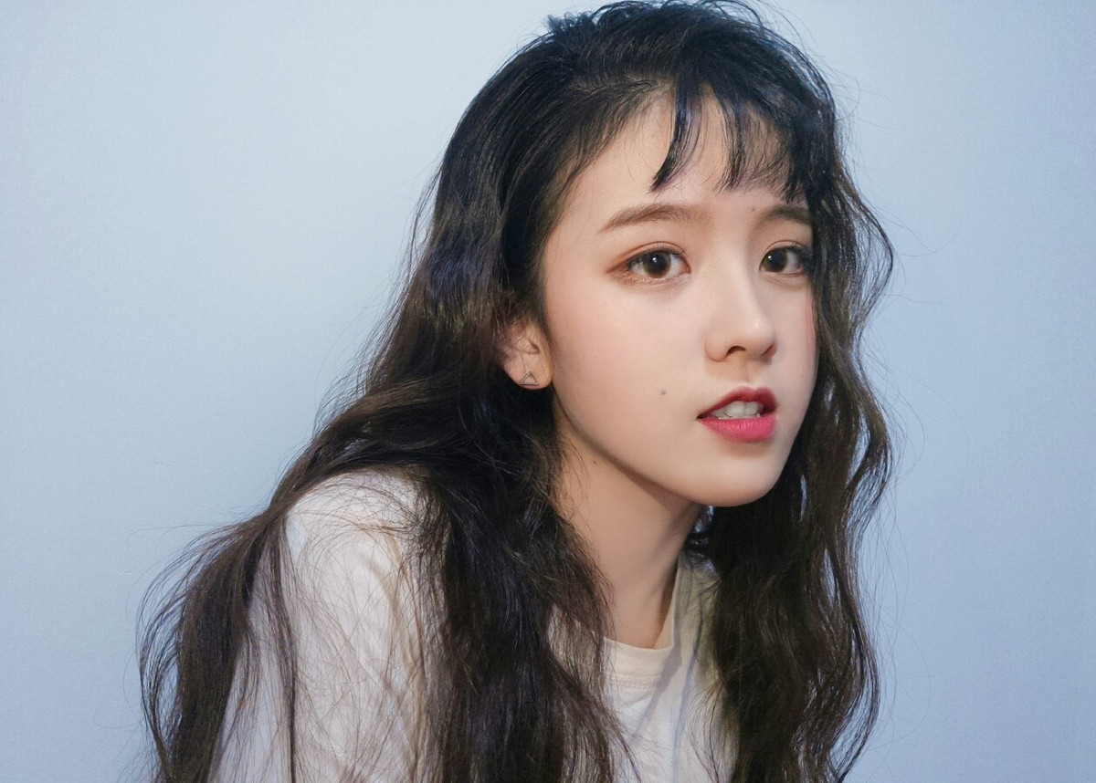 Do sở hữu gu thời trang nhẹ nhàng, nữ tính, guơng mặt baby đáng yêu, mặc dù không tham gia vào các hoạt động showbiz nhưng Bân Bân vẫn có một lượng fan nhất định.