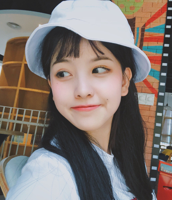 Đôi mắt to tròn long lanh, sống mũi cao, gương mặt nhỏ cùng nụ cười rạng rỡ là điểm nổi bật của nữ sinh xinh đẹp này.