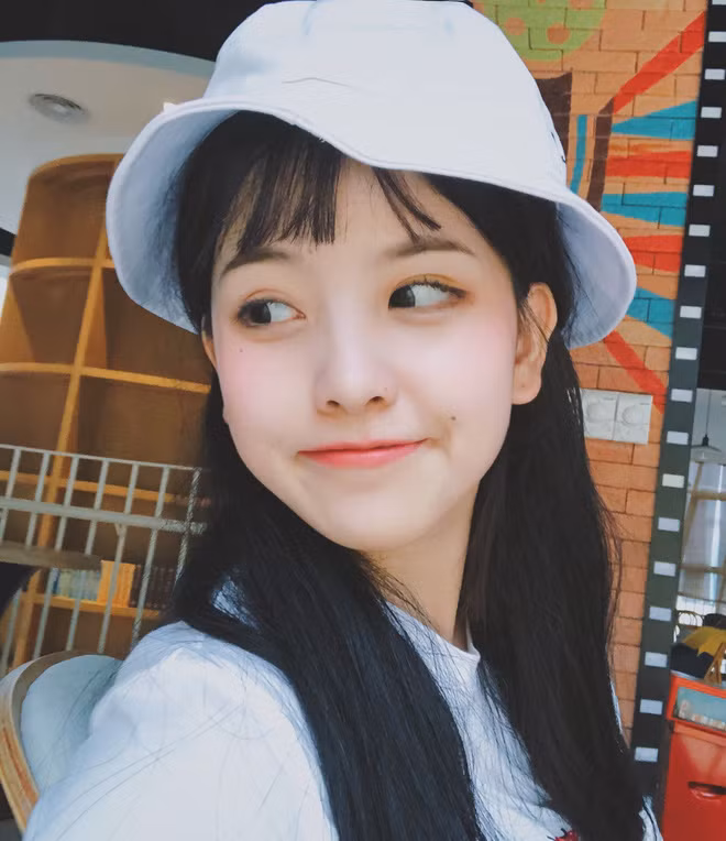 Đôi mắt to tròn long lanh, sống mũi cao, gương mặt nhỏ cùng nụ cười rạng rỡ là điểm nổi bật của nữ sinh xinh đẹp này.