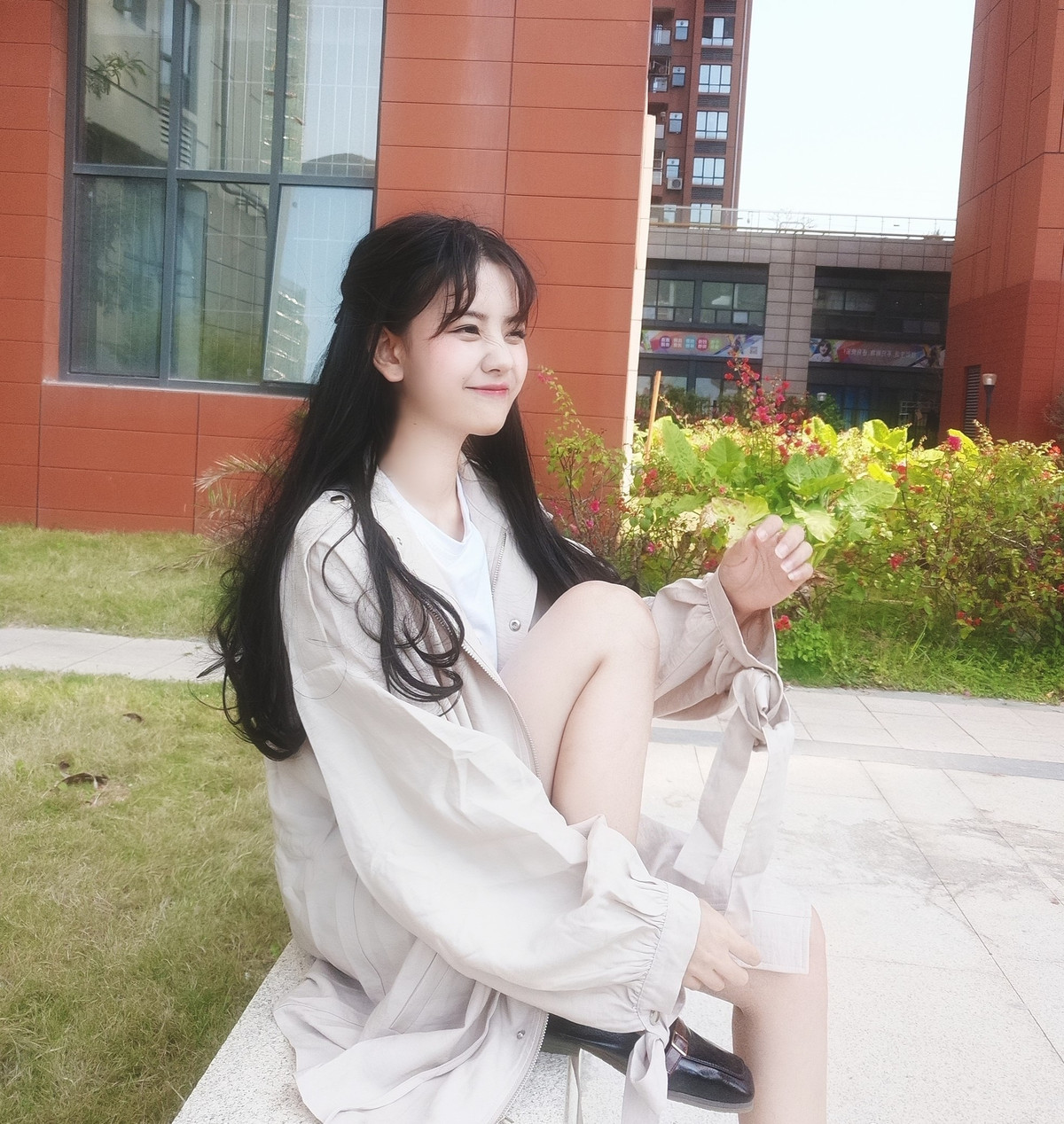 Mái tóc dài bồng bềnh nữ tính dù là góc nghiêng hay góc thẳng Bân Bân cũng thu hút mọi ánh nhìn về phía mình.