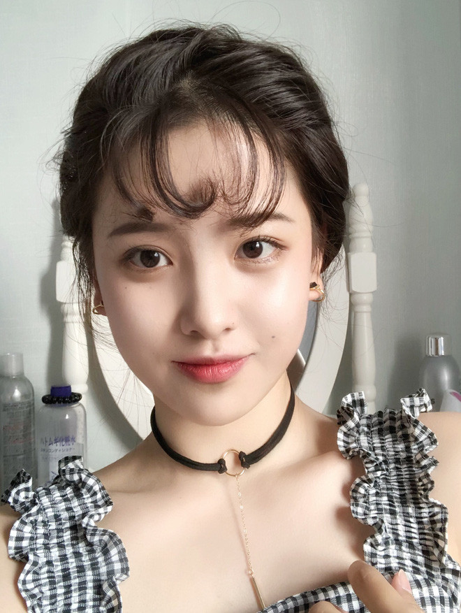 Nếu bạn quan sát kĩ sẽ thấy cô nàng có những nét rất giống với nữ ca sĩ IU của Hàn Quốc. Thần thái, nét đẹp trong trẻo và cả nụ cười của 2 người trông khá tương tự trong nhiều góc ảnh.