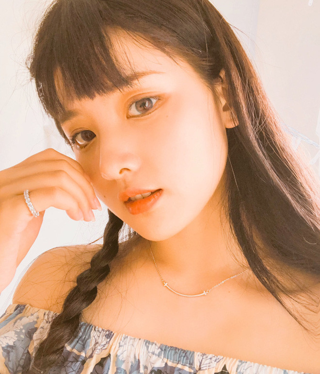 Không cần màu mè, cầu kì, chỉ đơn giản là cô bạn đã có thừa sức hút.