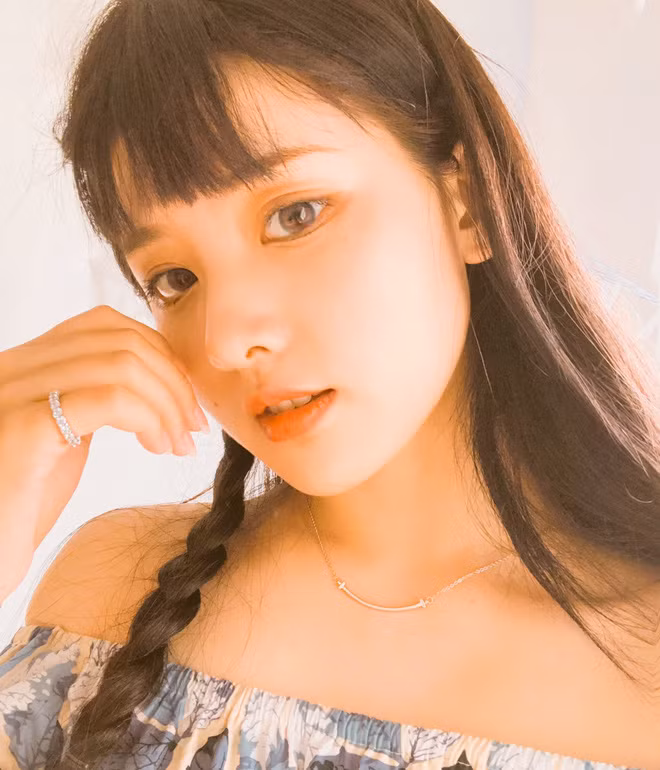 Không cần màu mè, cầu kì, chỉ đơn giản là cô bạn đã có thừa sức hút.