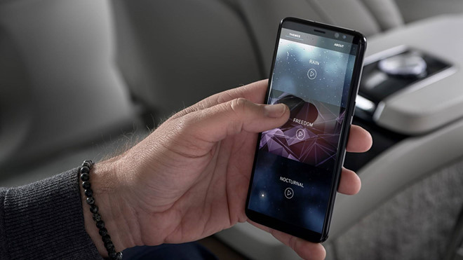 Xe được kết nối với ứng dụng riêng trên smartphone, có thể thay đổi chủ đề chỉ bằng động tác nhấp tay trên màn hình điện thoại.