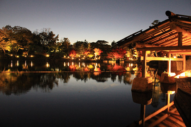 Hồ Ryusen là hồ chính bên trong vườn Tokugawa, và khung cảnh tuyệt vời của khu vườn được phản chiếu trong nước. Seikotei (Sei Lake Bund) là một hình ảnh thu nhỏ của cây cầu bắc qua Hồ Tây ở Hàng Châu, Trung Quốc.