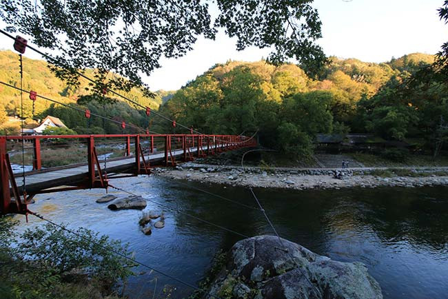 Tsuribashi (còn gọi là Cầu Korankei) là một cây cầu treo trên đường từ Ichinoya đến đền Kojakuji. Những cây phong ở gần cây cầu vẫn chưa chuyển sang màu đỏ.