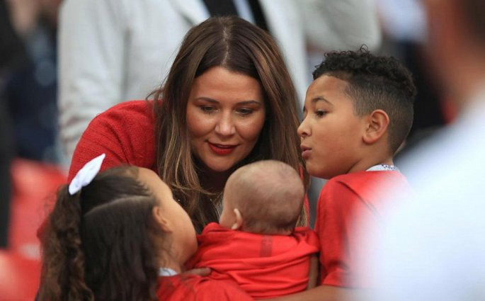 Vợ và con của tiền vệ Ashley Young.