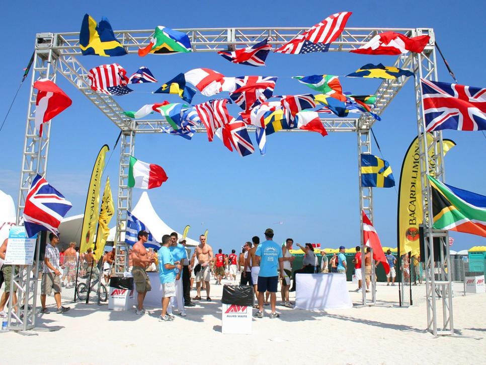 Lễ hội mùa đông Lực lượng đặc nhiệm đồng tính nam và đồng tính nữ tổ chức Lễ hội trắng tại Miami Beach. Đây là một trong những lễ kỷ niệm lớn nhất thế giới cho cộng đồng LGBT. Trong sự kiện kéo dài 6 ngày này là 9 buổi khiêu vũ ngoạn mục với hơn 10.000 khách mời từ khắp nơi trên thế giới. Số tiền thu được từ bữa tiệc không ngừng này sẽ chuyển đến các tổ chức phi lợi nhuận địa phương. Cho đến nay, Nhóm công tác đã quyên tặng 1,2 triệu USD cho các Quỹ dự án cộng đồng LGBT của Quỹ Miami.