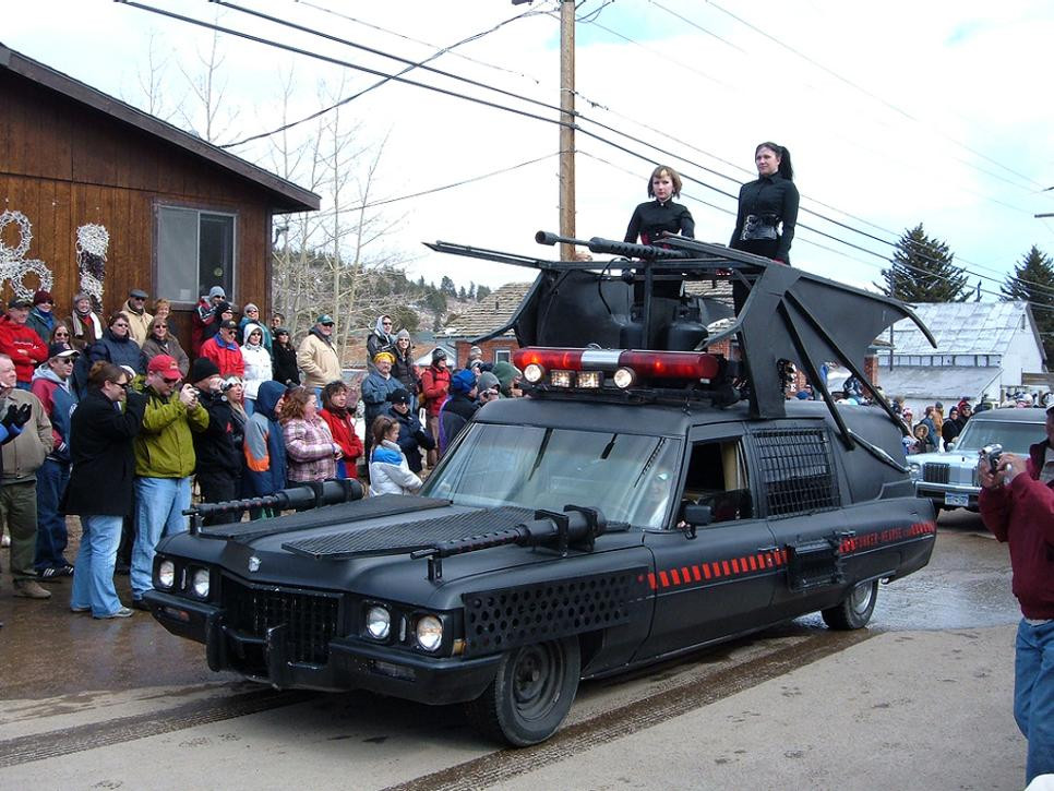 Frozen Dead Guys Day Lễ hội độc đáo được tổ chức hàng năm này, dựa trên một câu chuyện cũ về một công dân Na Uy, Trygve Bauge đã mang người ông quá cố của mình, Bredo Morstol, đến Mỹ. Xác người ông được bảo quản trên băng khô và được lưu trữ trong nitơ lỏng. Trong lễ hội này những người dân địa phương và khách du lịch sẽ được giải trí với các cuộc đua quan tài, một cuộc diễu hành với chuyển động chậm có tên gọi "Frozen Dead Guy", sau đó là cuộc thi điêu khắc tuyết, cuộc đua snowshoe cho những người có thể dũng cảm bơi lạnh.