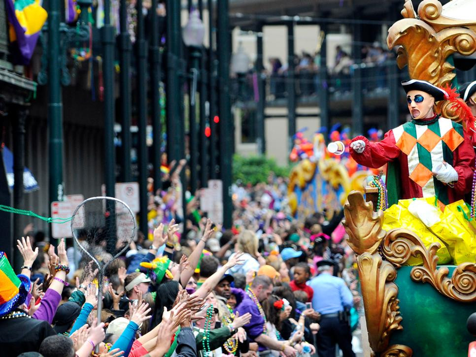 Mardi Gras của New Orleans Mùa lễ hội New Orleans chính thức bắt đầu, vào ngày 6 / 1 và kết thúc vào tháng 2, một ngày trước Thứ Tư Lễ Tro. Mardi Gras, hay còn gọi là "The Greatest Show on Earth", đặc biệt ám chỉ đến thứ 3 trước Mùa Chay. Hầu hết khách du lịch đều ở trung tâm trên Phố Bourbon và Khu phố Pháp, nhưng hầu hết các cuộc diễu hành chính bắt nguồn từ các quận Uptown và Mid-City và đi theo một con đường dọc theo Đại lộ St. Charles và Canal Street.