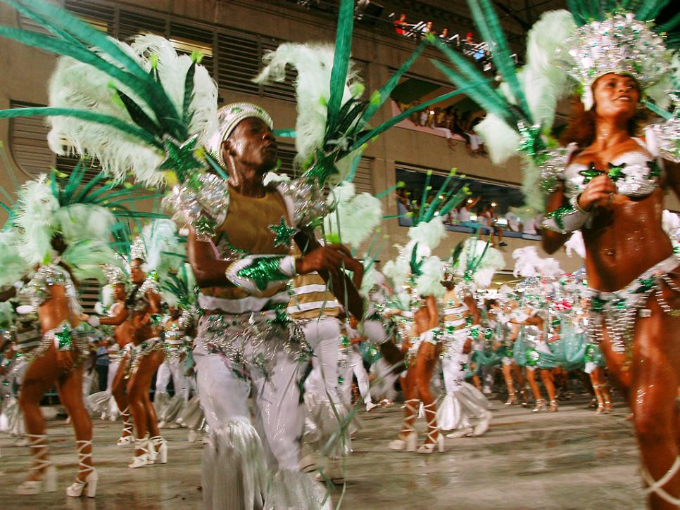 Lễ hội Rio Lễ hội nổi tiếng thế giới này được tổ chức trước Mùa Chay hàng năm. Nó được coi là lễ hội lớn nhất trên thế giới. Hai triệu người sẽ tràn ra trên đường phố trong sự kiện 1 ngày đó là đỉnh cao của một cuộc thi nhảy khốc liệt giữa vũ công samba và đối thủ. Mỗi trường phái phải có một chủ đề tổng thể và không hiếm khi một trường phái được đại diện bởi hàng ngàn người tham gia. Lễ hội đầu tiên có từ năm 1723.