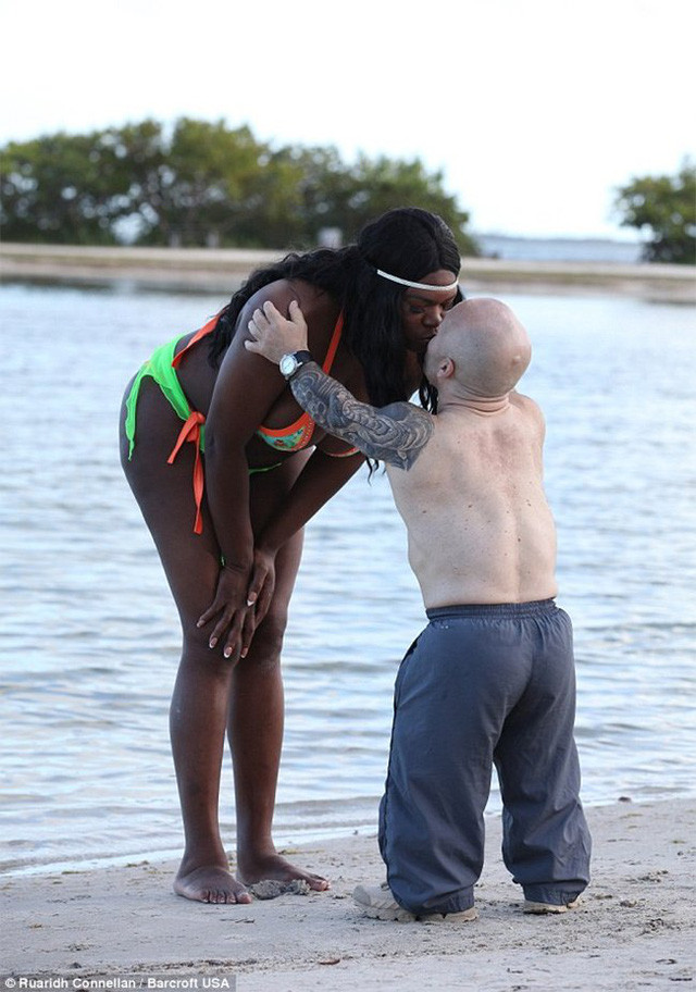 Hai người vẫn nắm tay đi bên nhau mặc cho mọi lời đàm tiếu xung quanh.