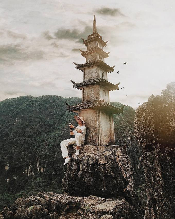 Mất cả tiếng đồng hồ để vừa ngắm cảnh xung quanh, vừa leo tà tà lên đến tháp. Đoạn đường đi không mấy dễ dàng, du khách phải cẩn thận, không nên đùa giỡn quá trớn dễ rủi ro. Tuy nhiên, bạn sẽ hoàn toàn hài lòng khi đến nơi. Ảnh: monsini