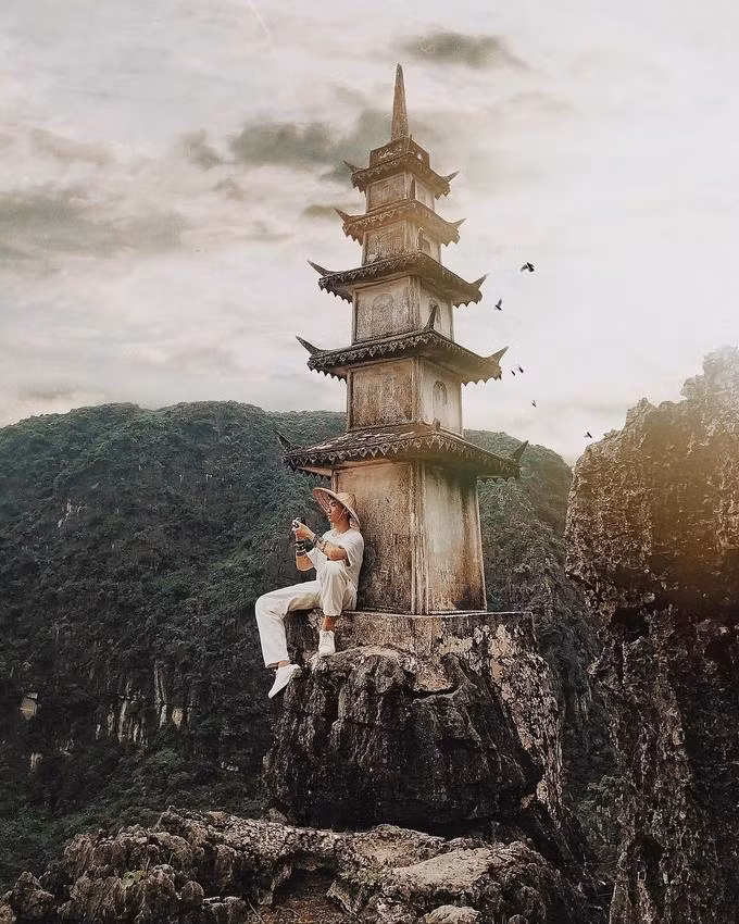 Mất cả tiếng đồng hồ để vừa ngắm cảnh xung quanh, vừa leo tà tà lên đến tháp. Đoạn đường đi không mấy dễ dàng, du khách phải cẩn thận, không nên đùa giỡn quá trớn dễ rủi ro. Tuy nhiên, bạn sẽ hoàn toàn hài lòng khi đến nơi. Ảnh: monsini