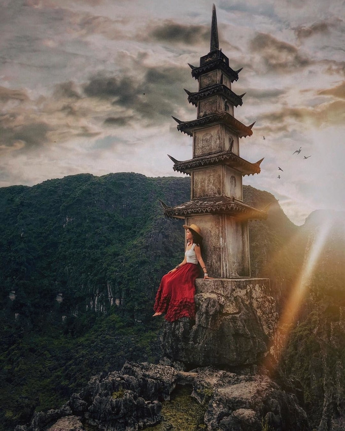 Không chỉ phái mạnh mà nhiều cô nàng cũng không ngại ngần chinh phục đoạn bậc thang này để tậu đủ kiểu ảnh ảo diệu. Thời điểm chụp ảnh đẹp nhất là tầm xế chiều, khi chim về tổ, bầu trời dần chuyển màu khiến khung cảnh nơi đây tựa cảnh phim cổ trang. Ảnh: Hà Trúc