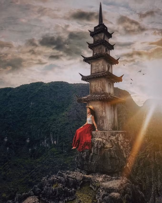 Không chỉ phái mạnh mà nhiều cô nàng cũng không ngại ngần chinh phục đoạn bậc thang này để tậu đủ kiểu ảnh ảo diệu. Thời điểm chụp ảnh đẹp nhất là tầm xế chiều, khi chim về tổ, bầu trời dần chuyển màu khiến khung cảnh nơi đây tựa cảnh phim cổ trang. Ảnh: Hà Trúc