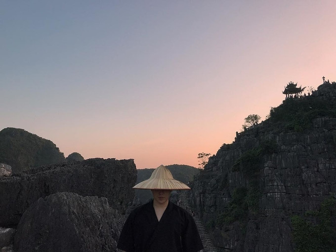 Các điểm du lịch ở Ninh Bình nằm gần nhau nên khá tiện trong việc tham quan. Nơi này thích hợp cho người muốn tạm trốn khỏi ồn ào phố thị, hay những bạn trẻ mê nhiếp ảnh mà chi phí không quá đắt. Lưu ý, nên tránh đến hang Múa vào mùa mưa, đường trơn khó di chuyển. Giá vé 100.000 đồng/người lớn.