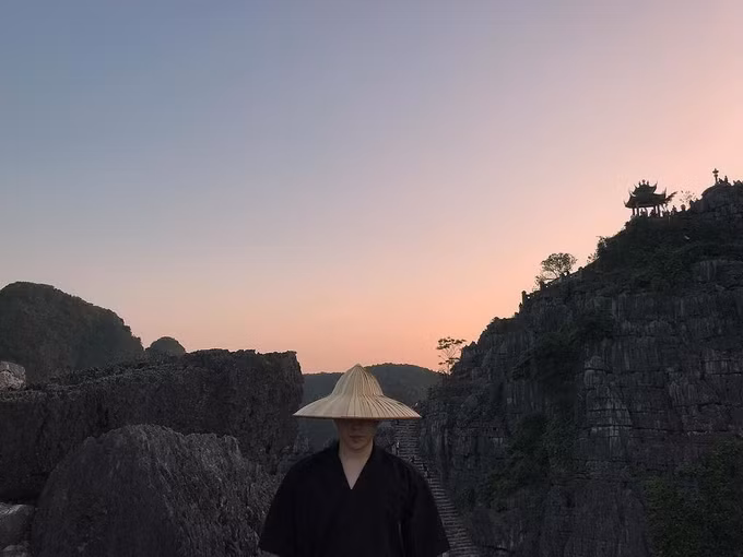 Các điểm du lịch ở Ninh Bình nằm gần nhau nên khá tiện trong việc tham quan. Nơi này thích hợp cho người muốn tạm trốn khỏi ồn ào phố thị, hay những bạn trẻ mê nhiếp ảnh mà chi phí không quá đắt. Lưu ý, nên tránh đến hang Múa vào mùa mưa, đường trơn khó di chuyển. Giá vé 100.000 đồng/người lớn.