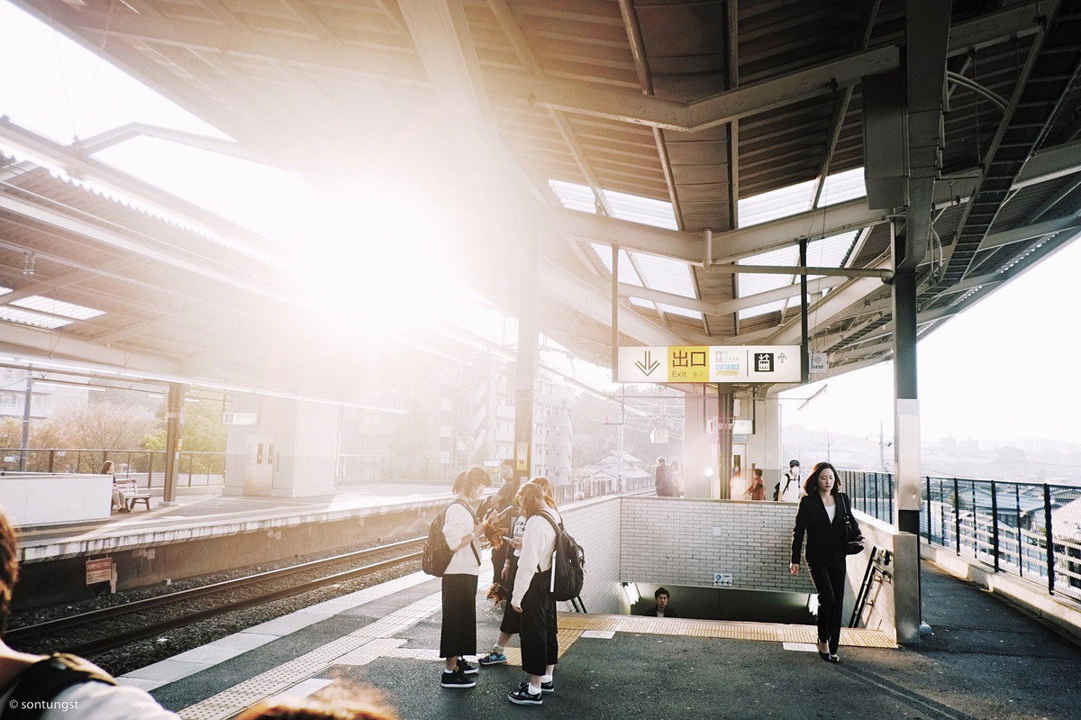 Một buổi sáng ở Nhật, ánh nắng lan tỏa khắp nơi. Người người hối hả bắt đầu một ngày mới.