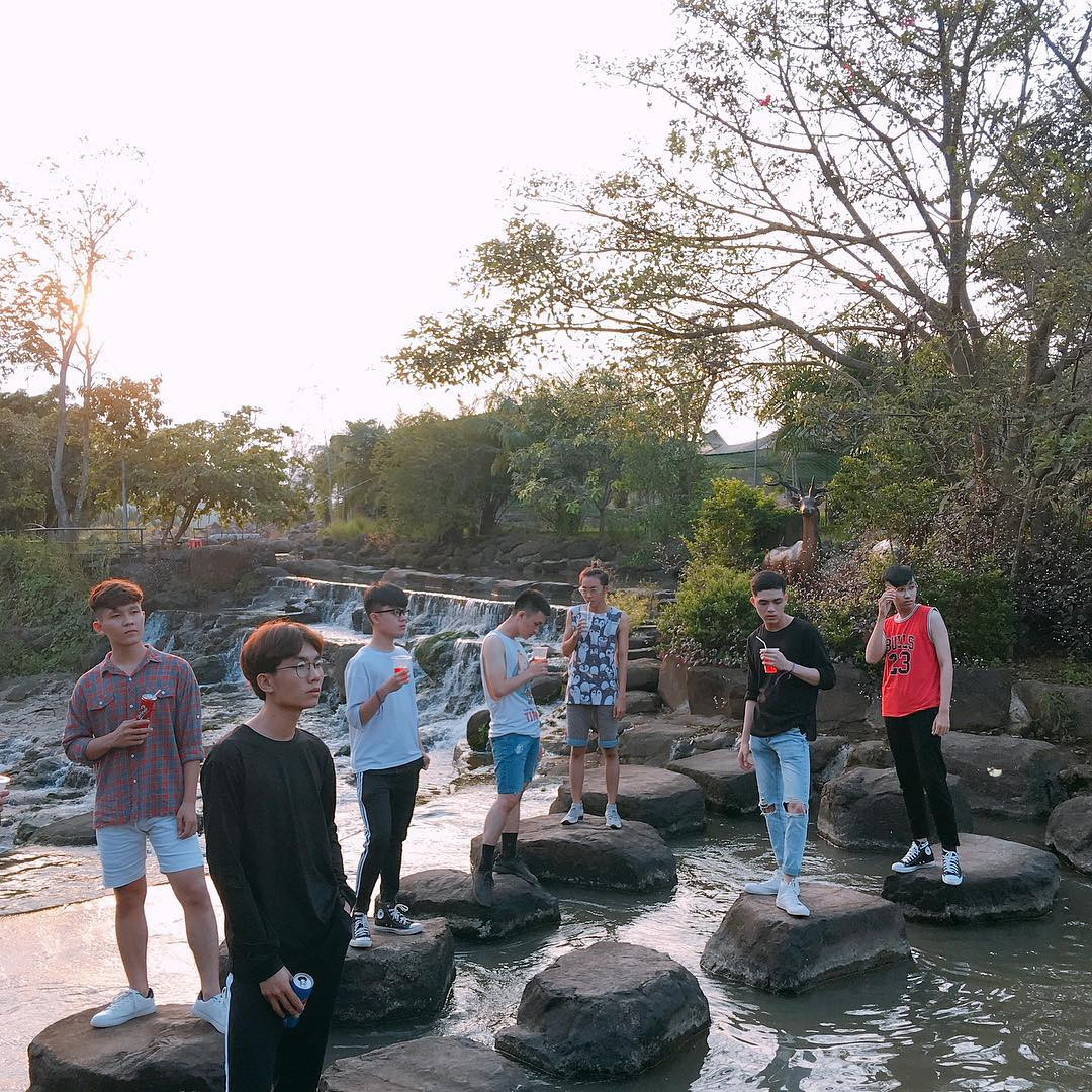 Bạn có thể tham gia trải nghiệm rất nhiều trò chơi lý thú như: Câu cá, đi chợ quê miệt vườn, bơi lội và các thử thách trò chơi mạo hiểm như đạp xe đạp địa hình, đua xe ô tô off road…