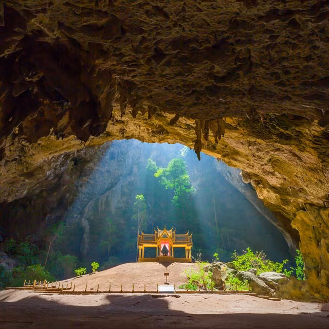 Nói chính xác hơn đây không hẳn là một cung điện hoàng gia khổng lồ ở Thái Lan nhưng nó vẫn được gọi là một cung điện thay vì là một đài tưởng niệm. Mỗi ngày nơi này đón hàng trăm khách du lịch ghé thăm.
