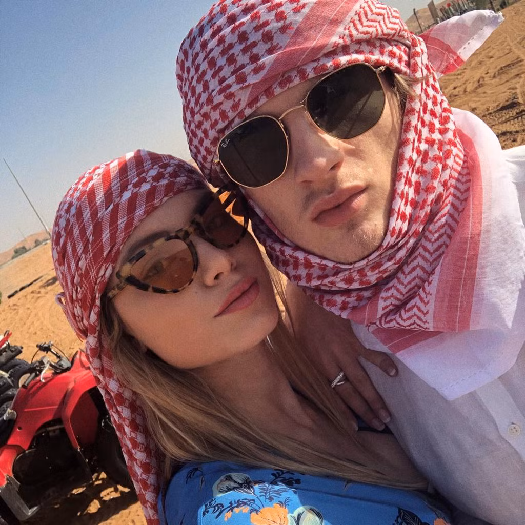 Dù tới World Cup 2018 trên hàng ghế dự bị và chỉ tham gia thi đấu một trận duy nhất, chàng cầu thủ 22 tuổi tuyển Croatia Tin Jedvaj vẫn nhận được sự chú ý từ người hâm mộ bóng đá. Lượng theo dõi trên Instagram của anh tăng nhanh, lên đến hơn 80.200 lượt. Ghé thăm tài khoản của Tin Jedvaj, ai cũng có thể thấy những hình ảnh anh tình tứ bên một cô gái.