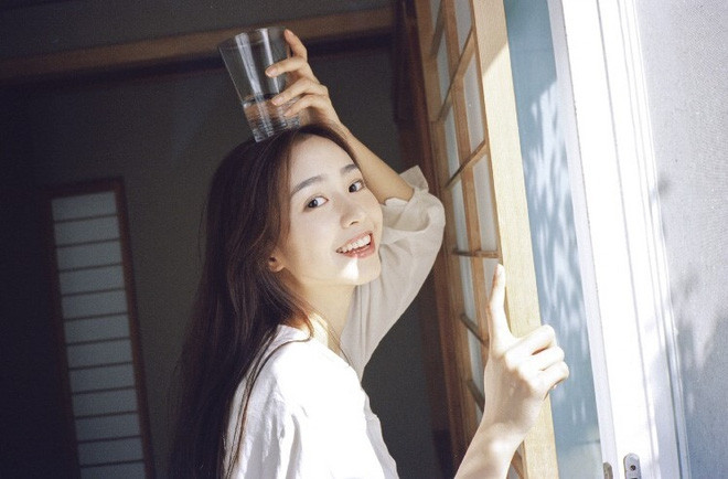 Tuy vậy, các chàng trai cũng đừng có buồn. Vì chỉ cần ngắm nhìn vẻ đẹp trong veo thế này, thì cuộc sống cũng trở nên bình yên hơn rồi.