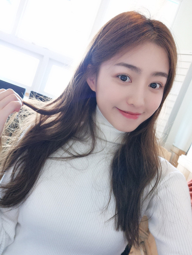 Vẻ đẹp của cô nàng hot girl nhìn rất dễ mến và gây cảm tình với người đối diện. Từ đôi mắt to lúc nào cũng như đang cười đến sống mũi cân đối và cả chiếc cằm chẻ chẳng theo chuẩn V-line.