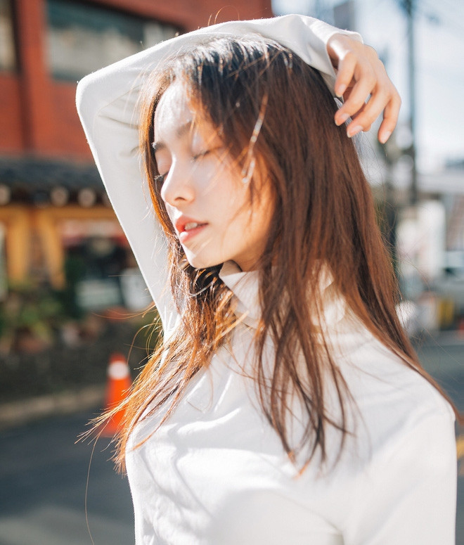 Mặt xinh, dáng đẹp, gu ăn mặc chuẩn, lại còn học giỏi, bảo sao bao nhiêu chàng trai cứ "thầm thương trộm nhớ"