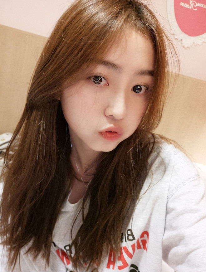 Được biết cô bạn này có nickname là Duebass hay còn được gọi là Thất Thất. Thất Thất không công khai gì về bản thân trên MXH nhưng vì lượng fan hâm mộ quá hùng hậu nên cũng có một vài thông tin bị "lọt gió".