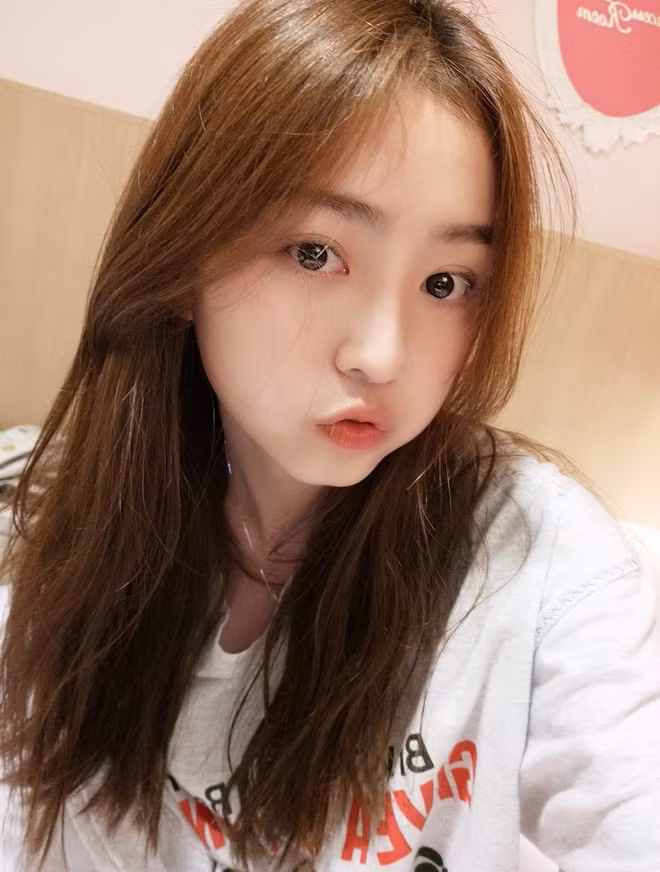 Được biết cô bạn này có nickname là Duebass hay còn được gọi là Thất Thất. Thất Thất không công khai gì về bản thân trên MXH nhưng vì lượng fan hâm mộ quá hùng hậu nên cũng có một vài thông tin bị "lọt gió".