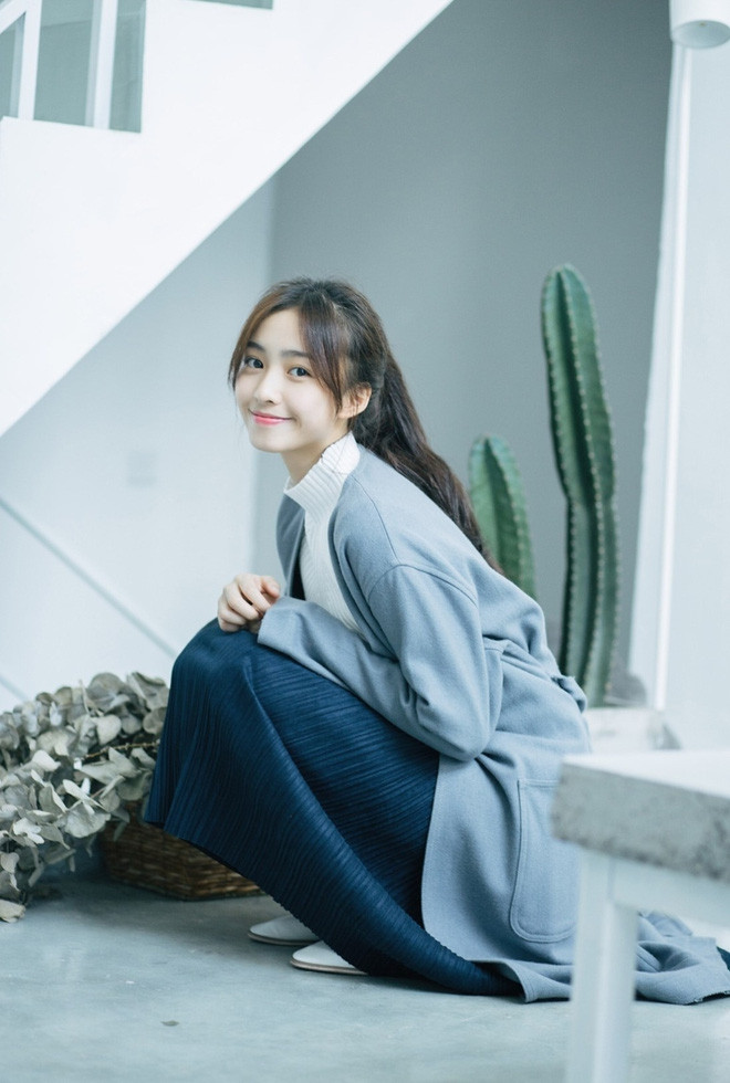 Cô nàng sinh năm 1997 đến từ Thành Đô, Tứ Xuyên (Trung Quốc), hiện đang theo học tại Đại học York, Toronto (Canada).