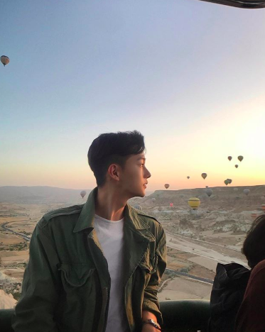 Sở hữu chiều cao lý tưởng và gương mặt thu hút, Yoo Ahn cũng từng tham gia làm người mẫu ảnh