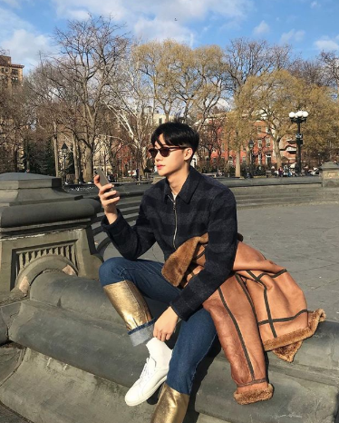 Chắc hẳn các chị em, chỉ có thể "đổ đứ đừ" với một chàng vừa điển trai, ăn mặc lại chất thế này.