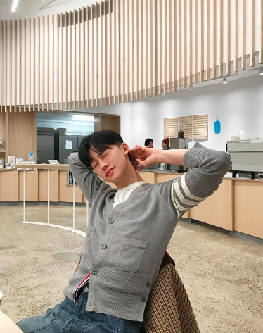 Anh chàng "gây mê" các chị em khi check-in ở Phú Quốc, còn cẩn thận viết caption bằng tiếng Việt