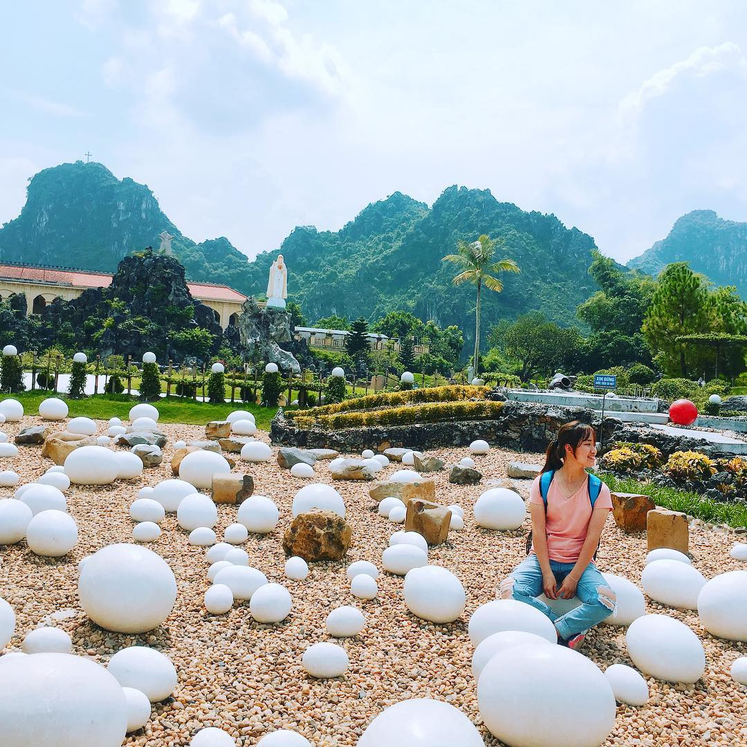 Bãi đá trứng nhân tạo cũng là một gợi ý background cực hợp cho bạn!