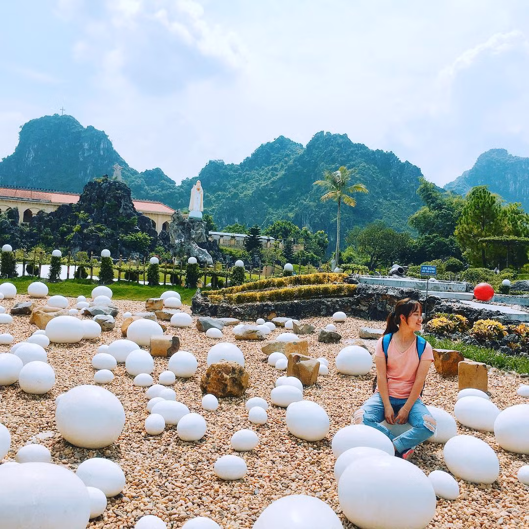 Bãi đá trứng nhân tạo cũng là một gợi ý background cực hợp cho bạn!