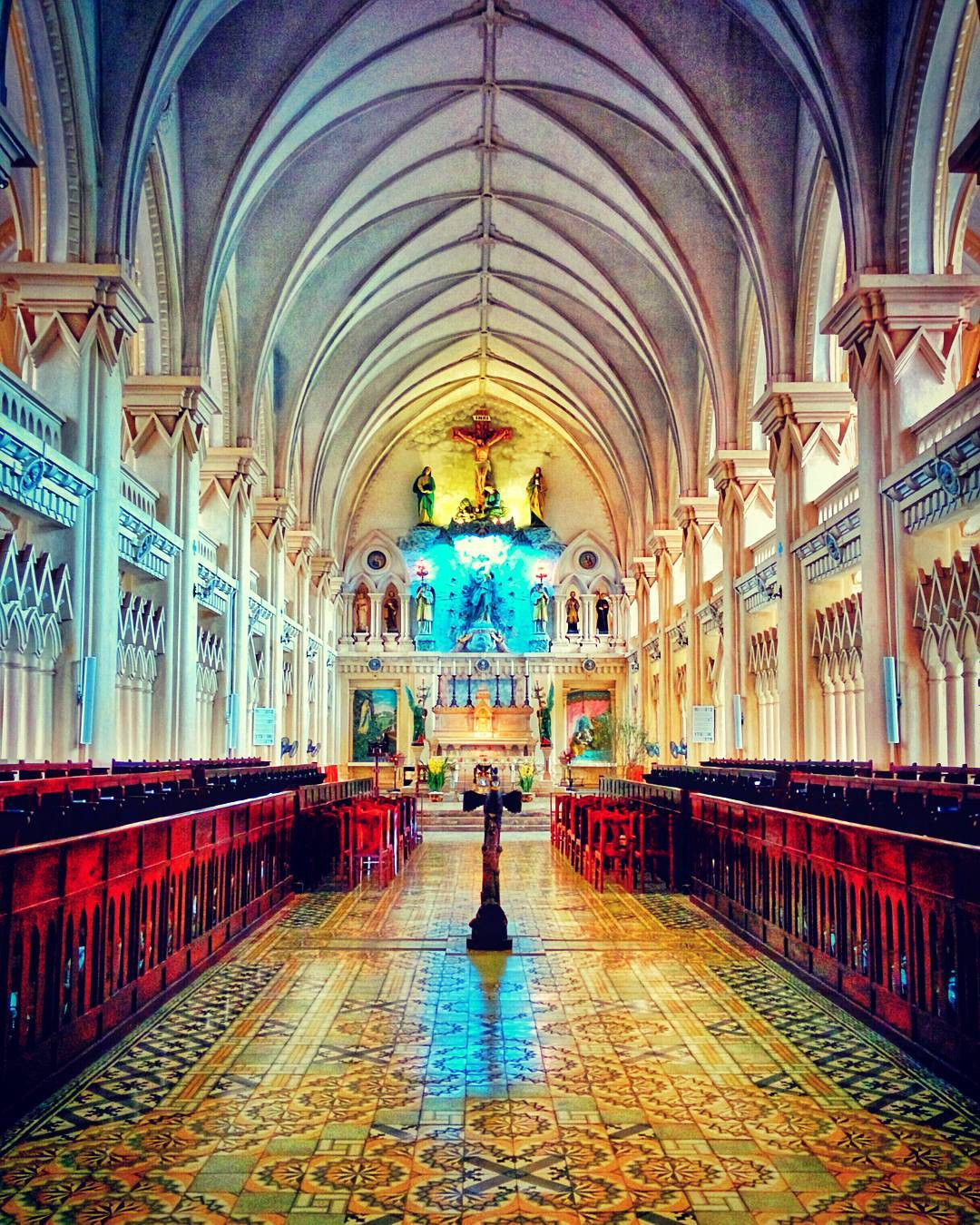 Vẻ đẹp bên trong của Đan viện Châu Sơn, huyền ảo kỳ bí và vô cùng trang trọng.