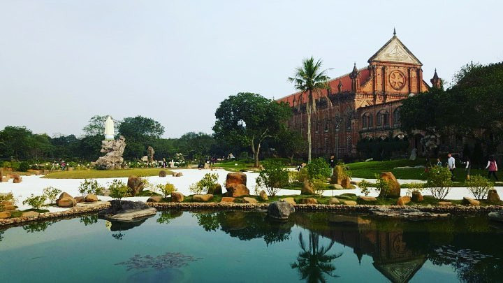 Khuôn viên của đan viện cũng được bài trí khá đẹp và Tây, với những bãi cỏ xanh, cây cối được cắt tỉa tạo dáng, hồ nước và cả bãi đá.