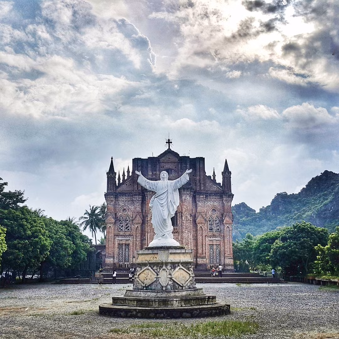 Đan viện Châu Sơn Ninh Bình cách thành phố 35km, cách trung tâm thị trấn Nho Quan 2km và cách Hà Nội 97km. Còn được biết đến với tên gọi khác như “Nhà thờ Gạch”, “Nhà thờ Thánh Mẫu”...
