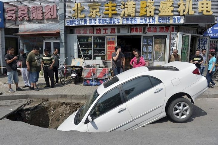 Một hố tử thần cỡ nhỏ trên phố ở thủ đô Bắc Kinh, Trung Quốc.