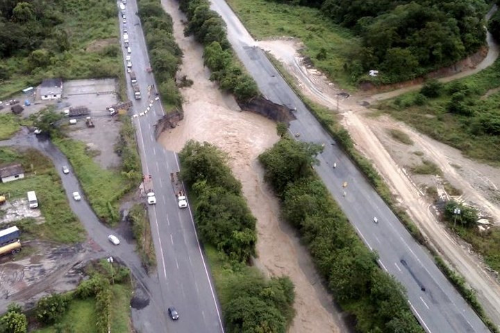 Hố tử thần ở giữa quốc lộ Gran Marical de Ayacucho ở bang Miranda, Venezuela.