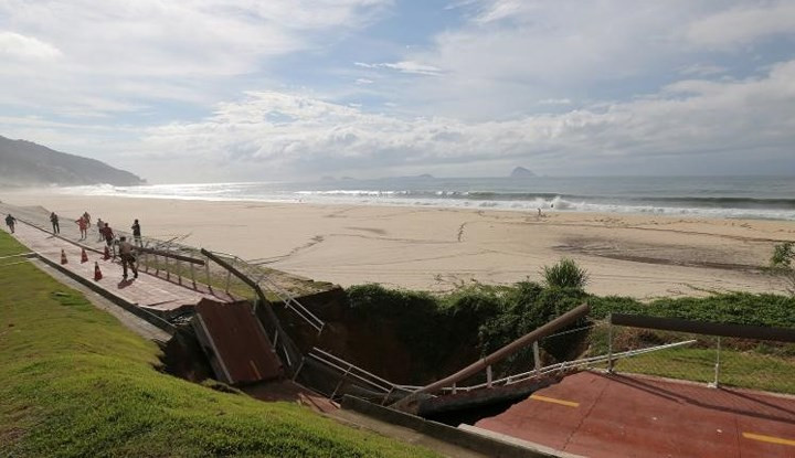 Đoạn đường xe đạp bị sút lún trên bãi biển Sao Conrado sau các trận mưa to ở Rio de Janeiro, Brazil.