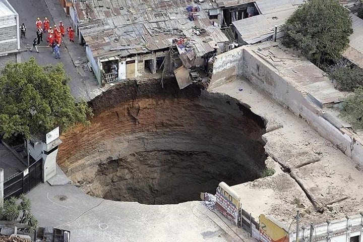 Hố tử thần khổng lồ, sâu hoắm này đã nuốt chửng vài ngôi nhà ở thành phố Guatemala hồi năm 2007.