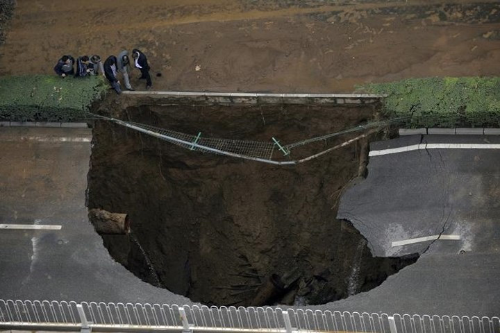 Một hố tử thần ở Tây An, Thiểm Tây, Trung Quốc. Hố tử thần do đường ống nước bị vỡ ngầm.